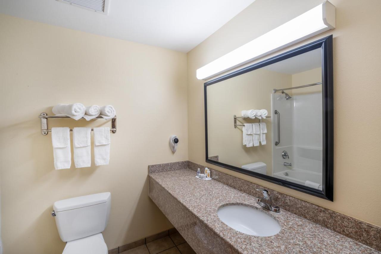 Baymont By Wyndham Savannah South Georgetown Exterior photo